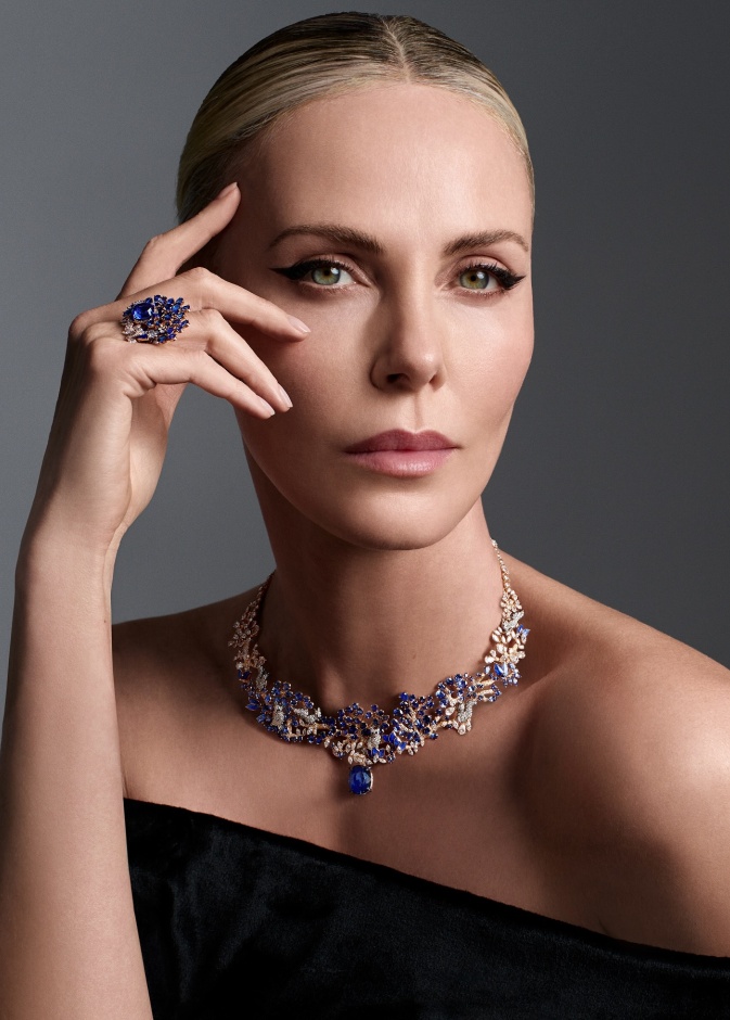 مجوهرات أيقونية وآسرة تألقت بها النجمة تشارليز ثيرون بمناسبة عيد ميلادها.. 