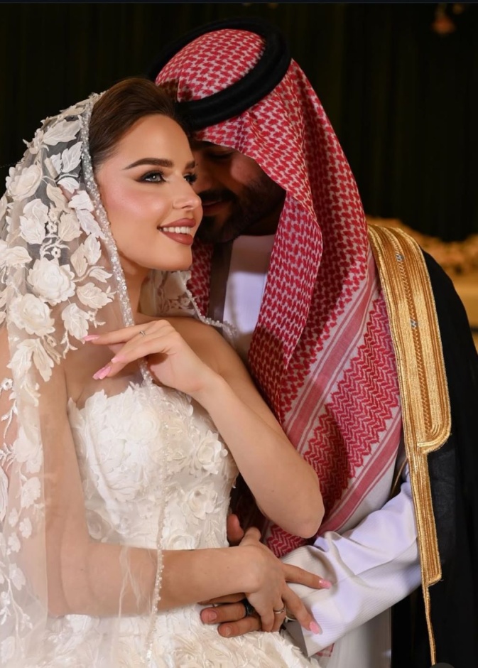 تصوير عروسين من المصورة اسماء الاسودي