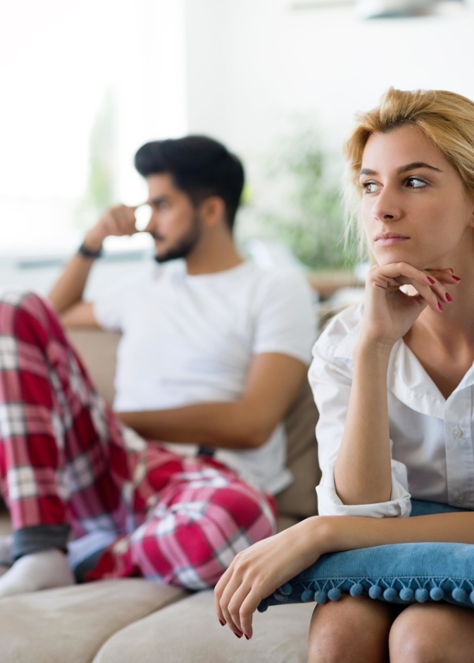تمر المرأة خلال الانفصال العاطفي بمراحل الشك والألم