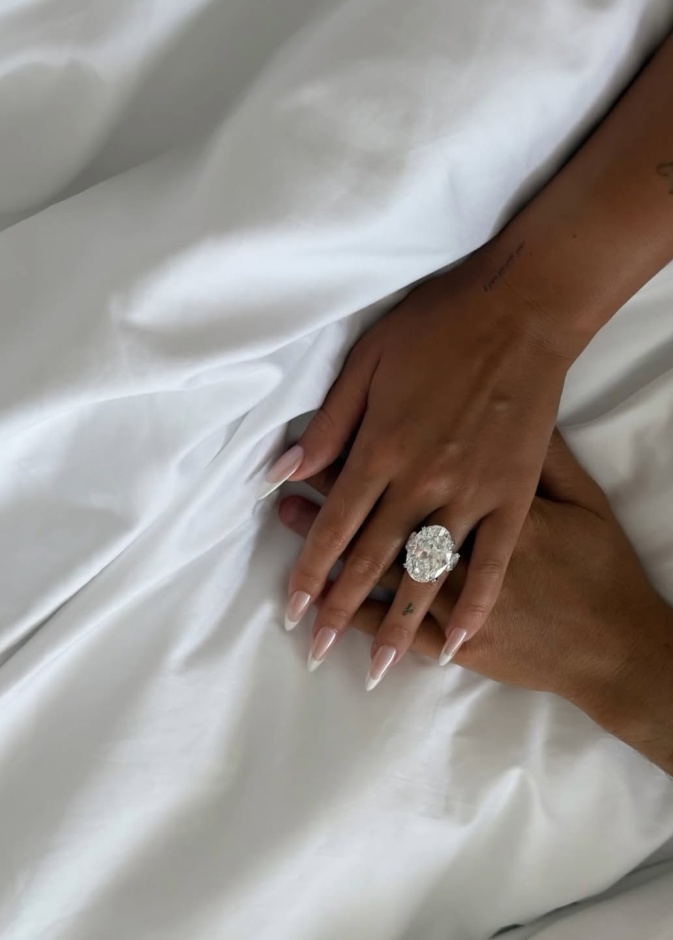 جورجينا روديغز بطلاء اظافر بيضاء