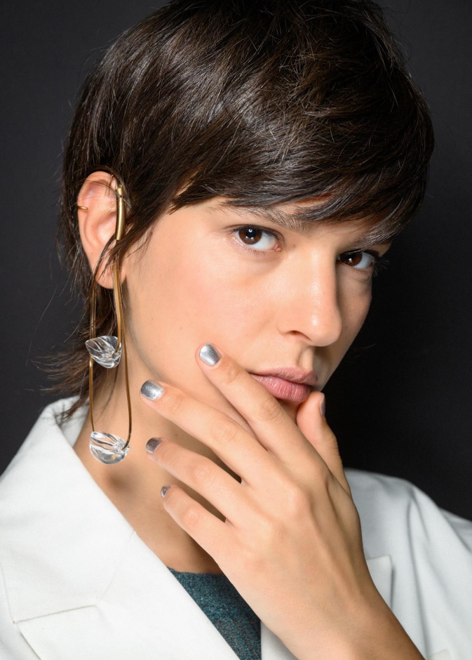 خبيرة العناية بالأظافر ماجي فيكتور لـهي عصير الفواكه الحمضية الأفضل لتقوية وتطويل الأظافر