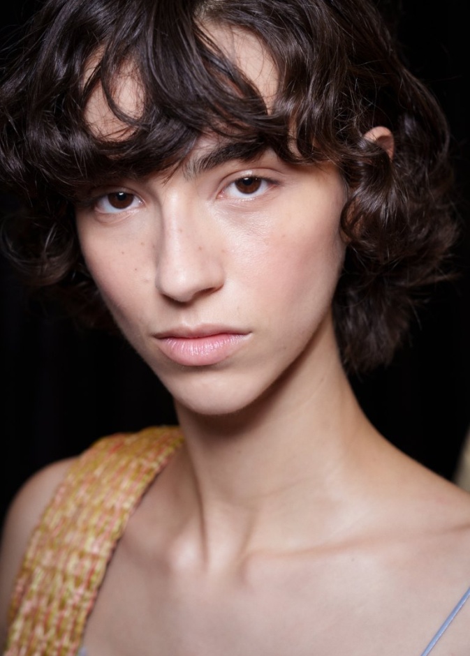 خطوات بسيطة وفعالة للعناية ببشرة المراهقات على مدار العام