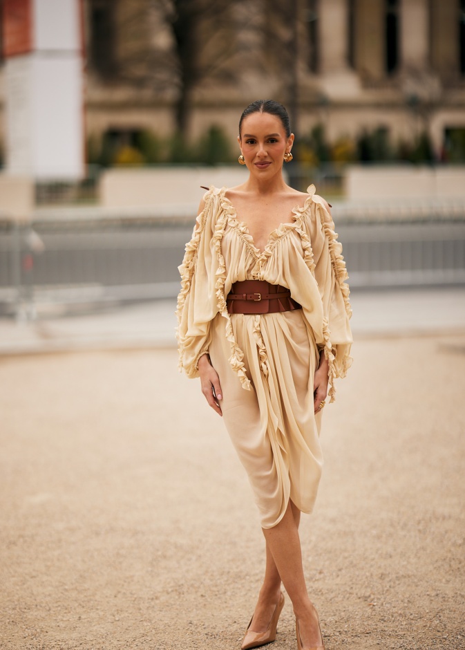 فستان مع حزام عريض من شوارع باريس