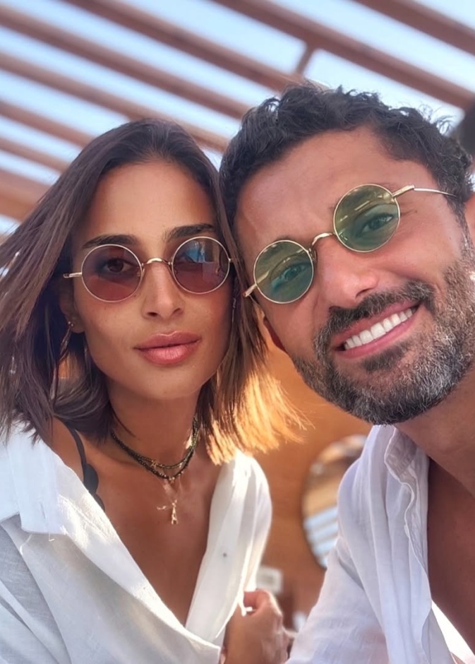 كريم محمود عبدالعزيز مع زوجته بعد شائعات الانفصال