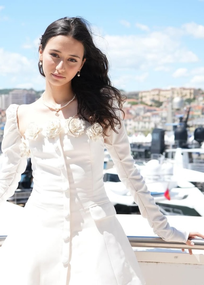 لينا صوفيا بطلة 220 يوم