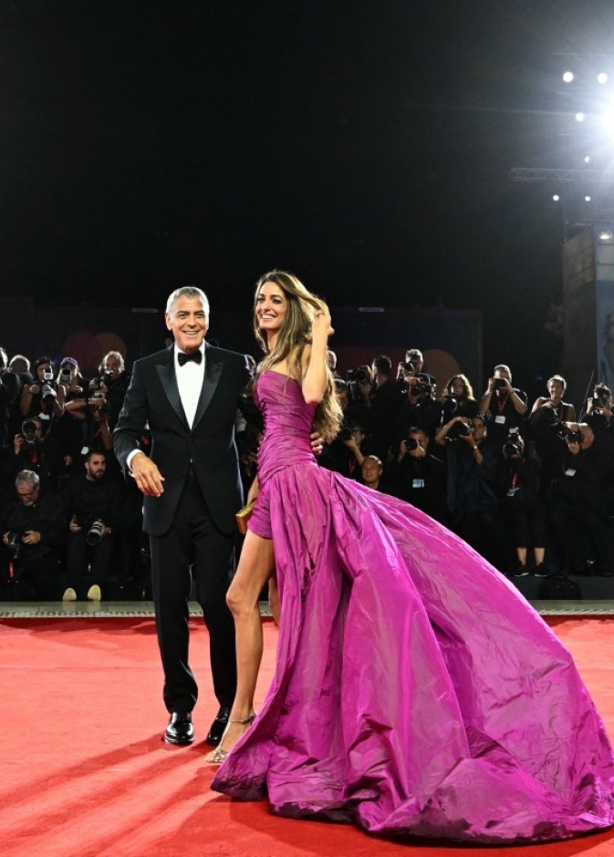 مهرجان فينيسيا 2025 يجمع بين سحر الرومانسية وفخامة المجوهرات على السجادة الحمراء