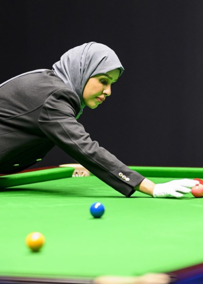 نجلاء النعيمي خلال إدارتها بطولة المحترفين في بطولة نجوم السنوكر