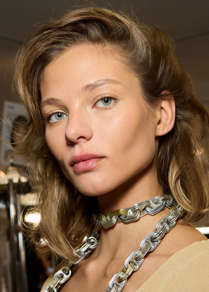 مكياج أساسي للبشرة الدهنية ومستحضرات تجمع بين العناية والجمال