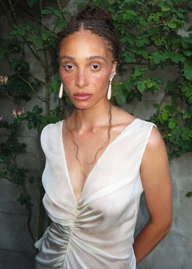 أدوا أبواه تركز على الترطيب الداخلي والخارجي في العناية ببشرته