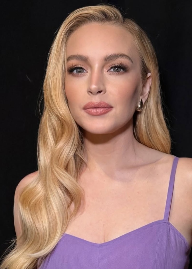  إطلالة Lindsay Lohan بالمكياج البني والشفاه المرجانية- الصورة من حساب خبيرة المكياج Ash K Holm على انستغرام