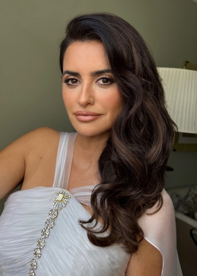 إطلالة Penelope Cruz بأحمر الشفاه الساتان- الصورة من حساب خبير المكياج Ash K Holm على انستغرام