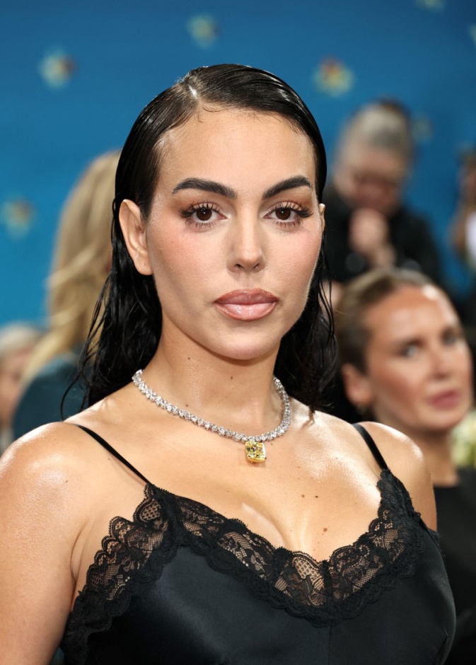  اطلالة Georgina Rodríguez بتسريحة الشعر المبلل والطويل