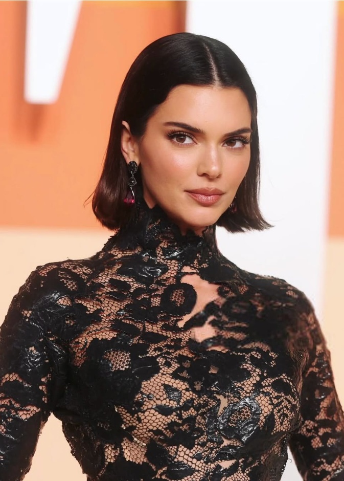 اطلالة Kendall Jenner بتسريحات الشعر الكاريه المالس