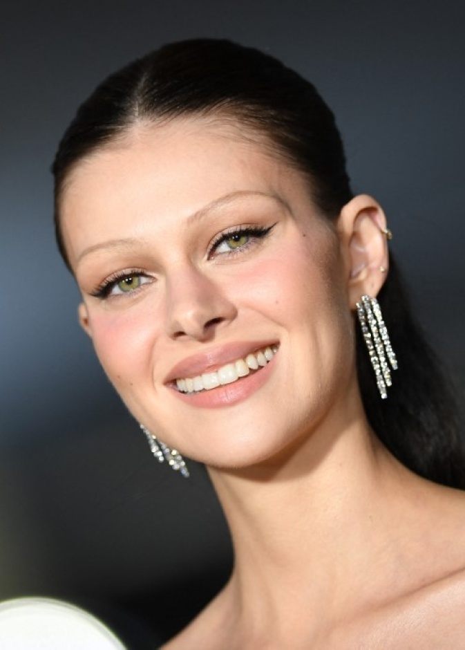 اطلالة Nicola Peltz Beckham برسمات الآيلاينر الأسود