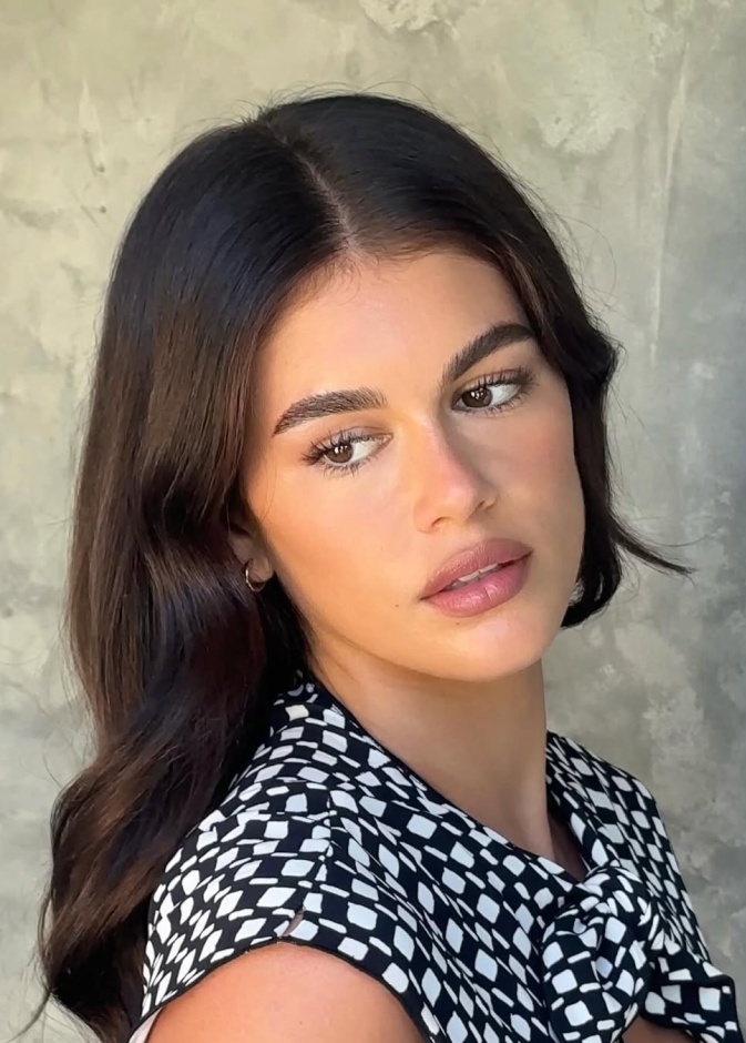 الحماية من الشمس خطوة ضرورية  على طريقة kaia Gerber