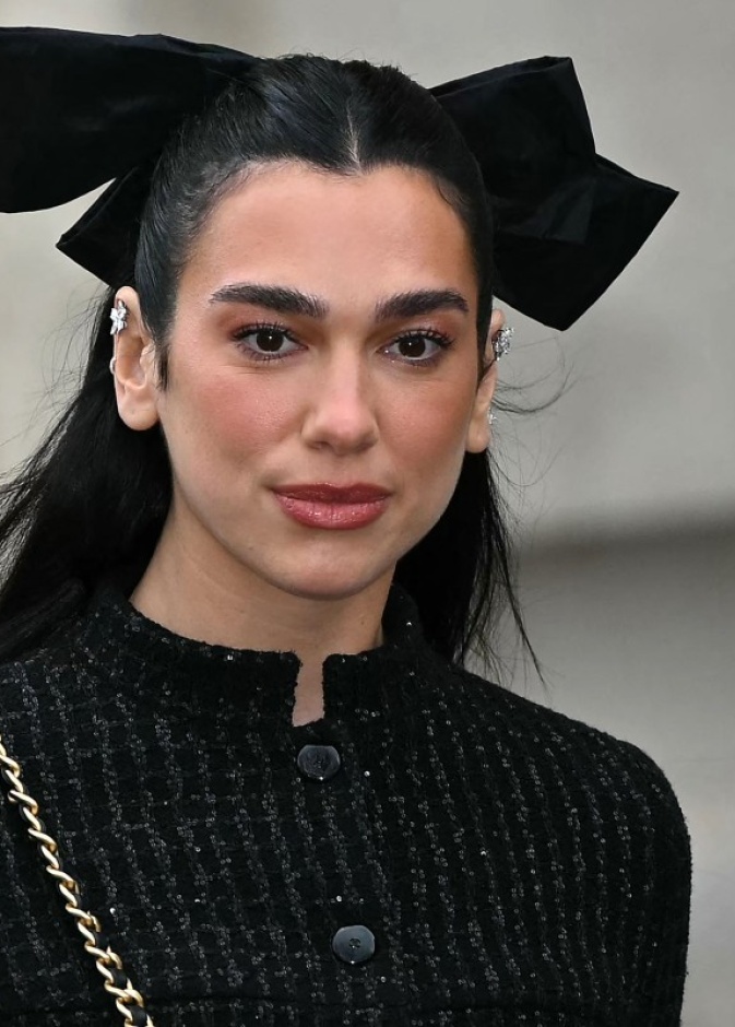  تسريحات الشعر النصفية مع البكل العريضة بأسلوب Dua Lipa