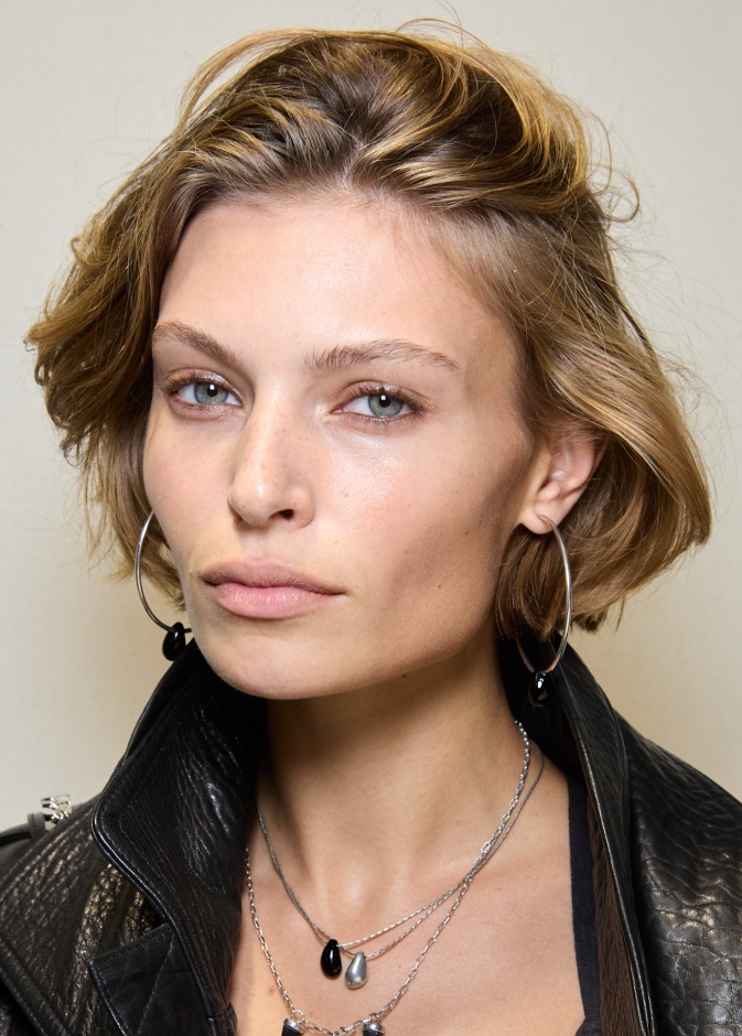 تسريحات شعر بوب كاريه مبعثرة ومتساوية من دار Isabel Marant