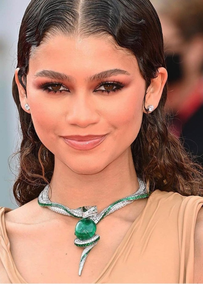 تسريحات شعر مبللة مع المكياج البني من وحي اطلالة Zendaya في مهرجان فينيسيا 2021