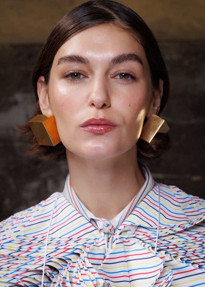 تمرير البرايمر الكريمي بطبقة واحدة على الحواجب من دار Missoni