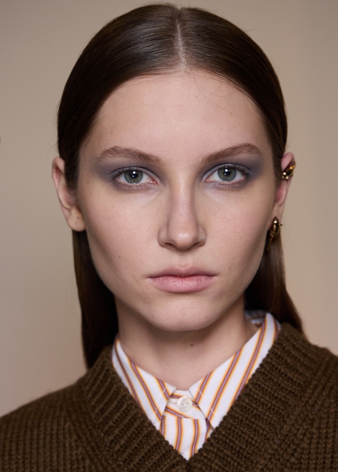 رسمات المكياج الملون مع الظلال الكحلية من دار Tory Burch