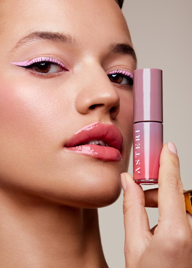 شيين لب اويل جلوس تجربة فريدة لرعاية الشفاه من علامة استيري