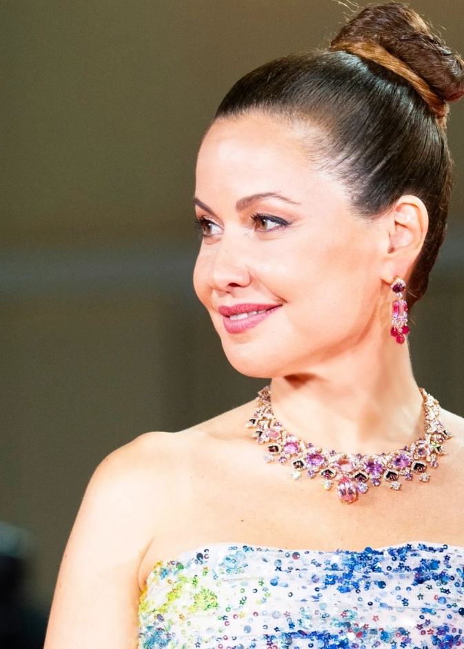 صيحة المكياج المشرق بأسلوب اطلالة الجميلة ريا أبي راشد- الصورة من حسابها على انستغرام