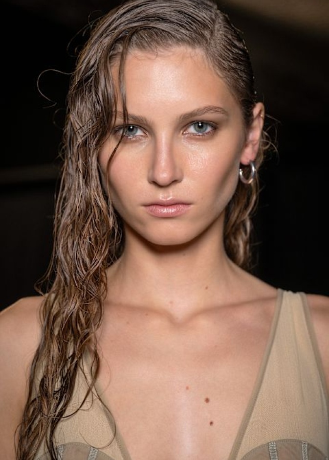 غسول البشرة الكريمي أساسي للعناية بالبشرة بأسلوب دار The Attico