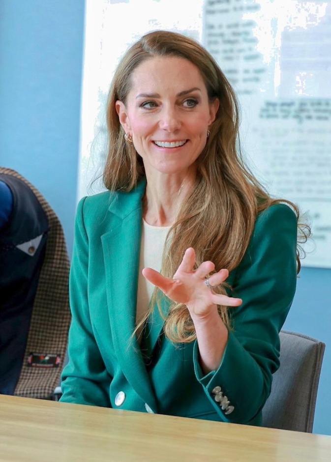 الأميرة كيت بإطلالة خضراء داكنة جديدة تعكس شخصيتها