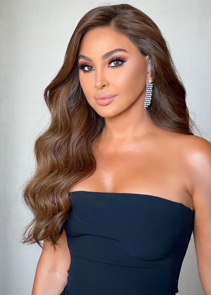 صيحات الشعر البني الكستنائي لصيف 2025:
