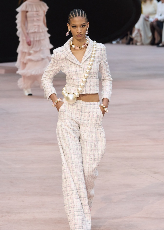  البلايزر القصيرة من Chanel