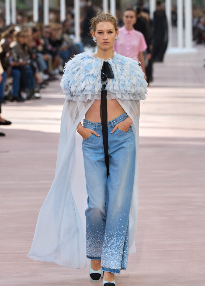 حبات الستراس تزين بناطيل Chanel 