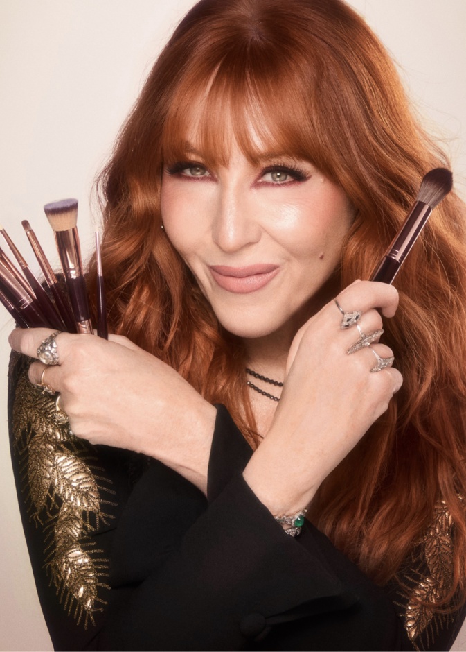 "شارلوت تلبوري" تكشف لـ"هي" أسرار التوهج الصيفي الساحر