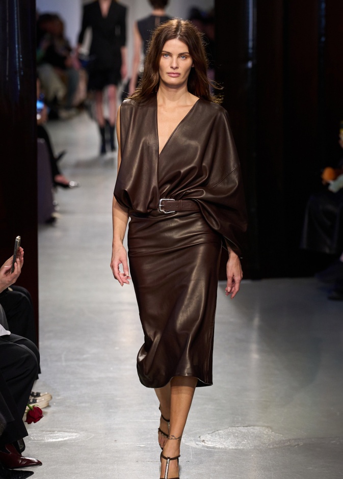 البني يسيطر على صيحات خريف 2025: دفء وأناقة لكل يوم