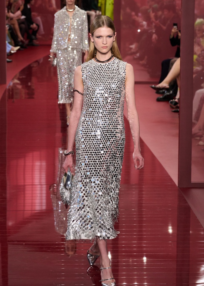 فساتين الترتر تنشر بريقها على عالم الموضة