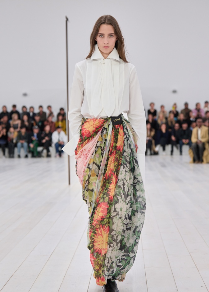 القميص الأبيض لمسة أنيقة تمنح إطلالاتك سحراً خاصاً في الصيف