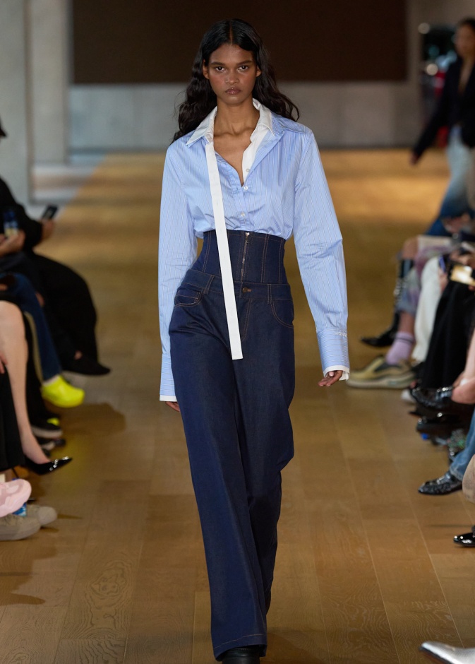 أكثر الأساليب عصرية لارتداء القميص حسب منصات عروض صيف 2025