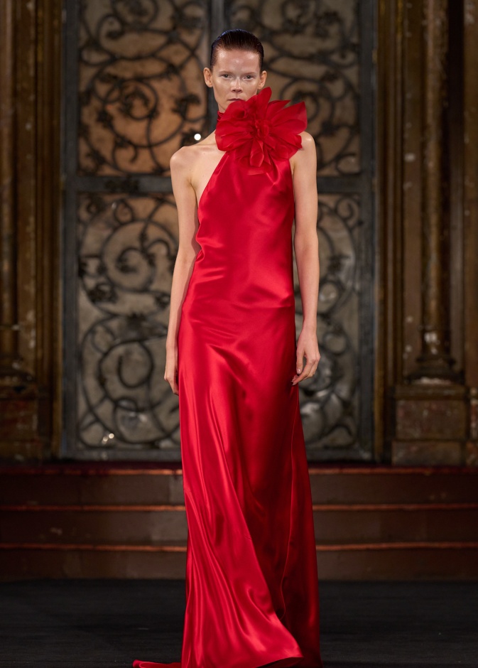 موضة فساتين الساتان في مناسبات الصيف