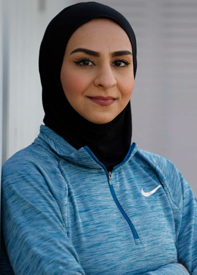 عبير الخاجة المدربة الرياضة الإماراتية للعبة الكروس فيت