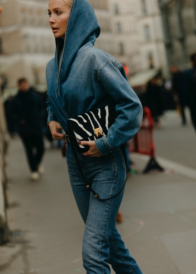 إطلالة ببنطال جينز 