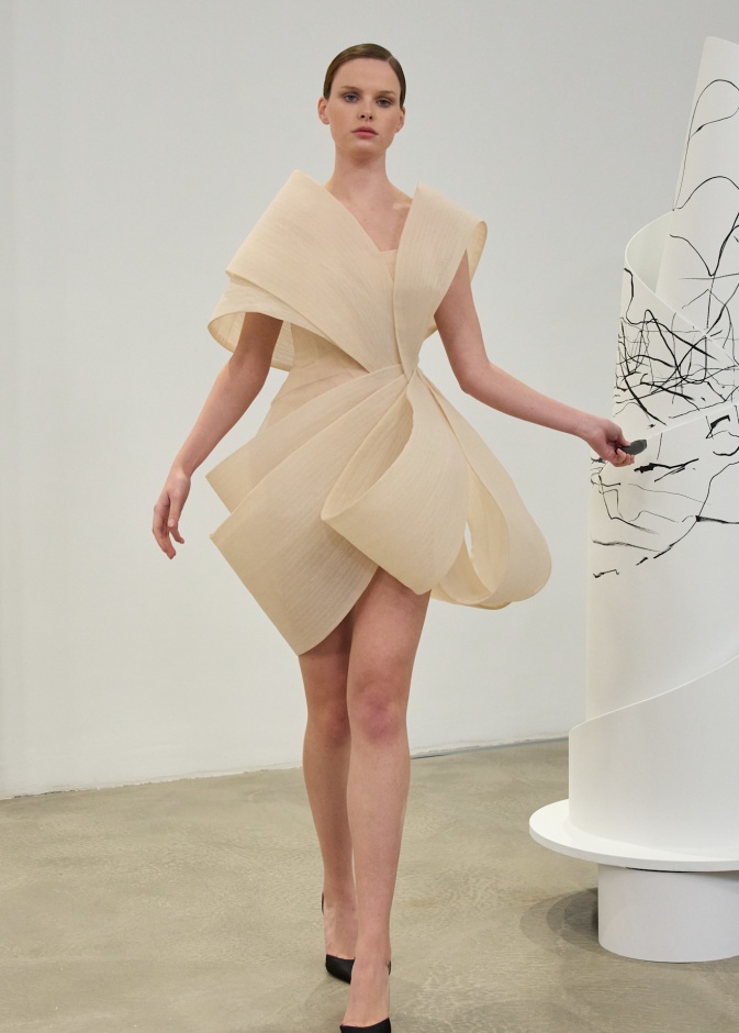 تصاميم البيج موضة أنيقة وأساسية في خزانتك هذا الموسم