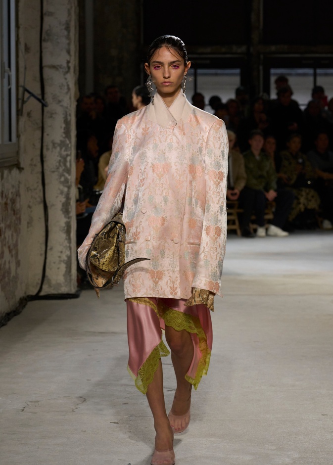 تنسيق الجاكيت المطبعة بالورود مع فساتين الساتان من Van Noten 