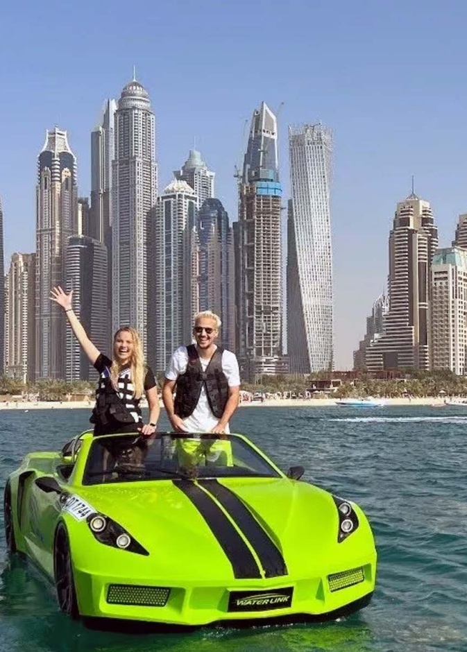 الذهاب في جولة بالسيارة المائية جت كار Jet Car