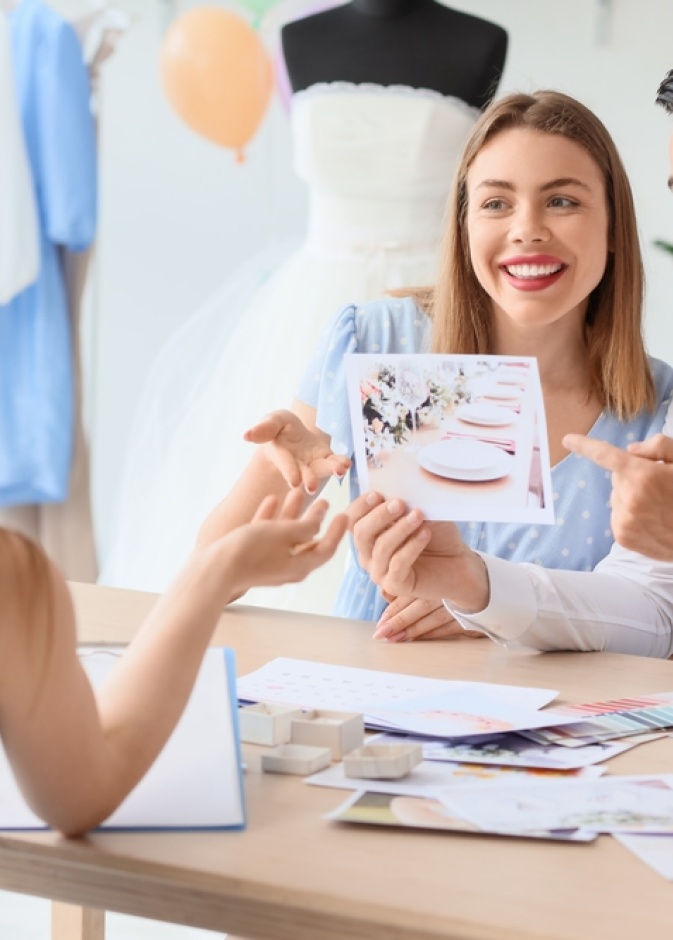 وضع اللمسات الأخيرة على حفل الزفاف