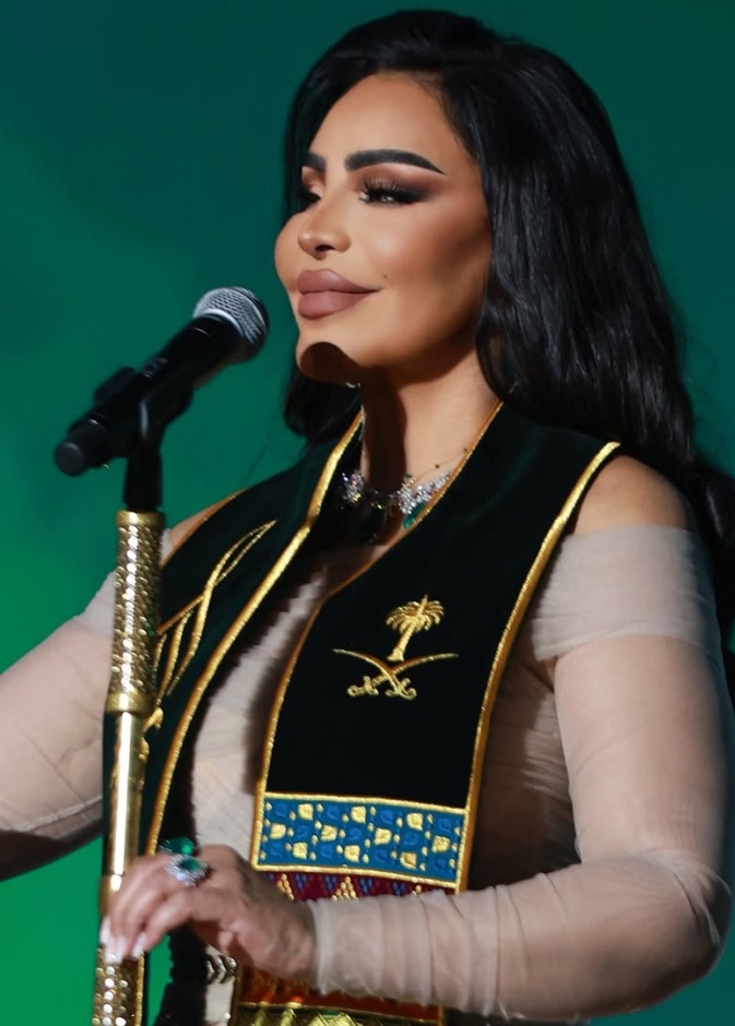 إطلالات مكياج وشعر النجمات في اليوم الوطني السعودي 2025