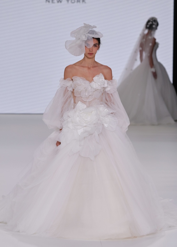 أكمام دراماتيكية من دار  Morilee