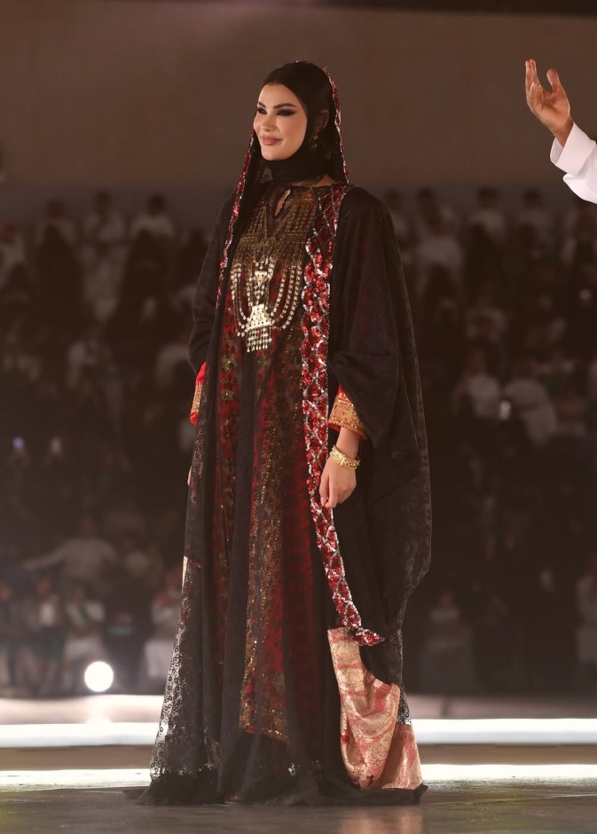 أميمة طالب تتألق بتصميم من توقيع د. ليلى البسام في احتفالات اليوم الوطني السعودي 95