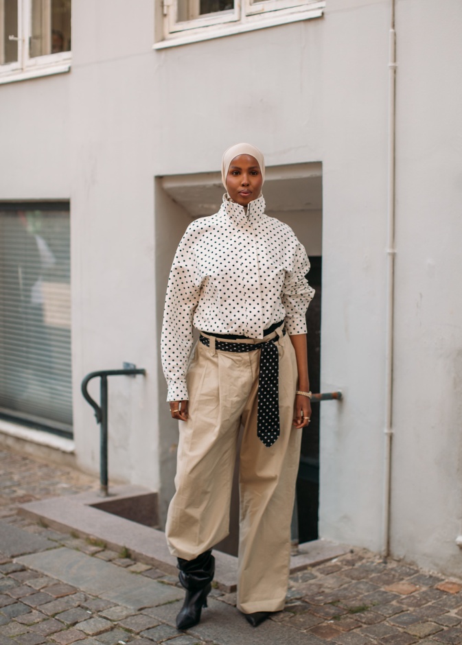 إطلالة أنيقة بألوان حيادية