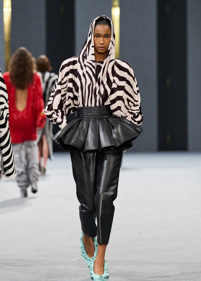 إطلالة أنيقة من  Balmain