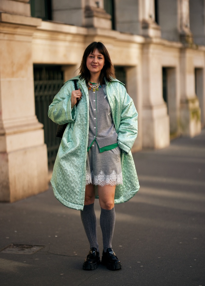 إطلالة تجمع بين الأخضر النعناعي مع الرمادي