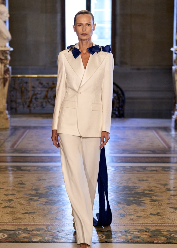 إطلالة رسمية أنيقة باللون الأبيض من Dullaert